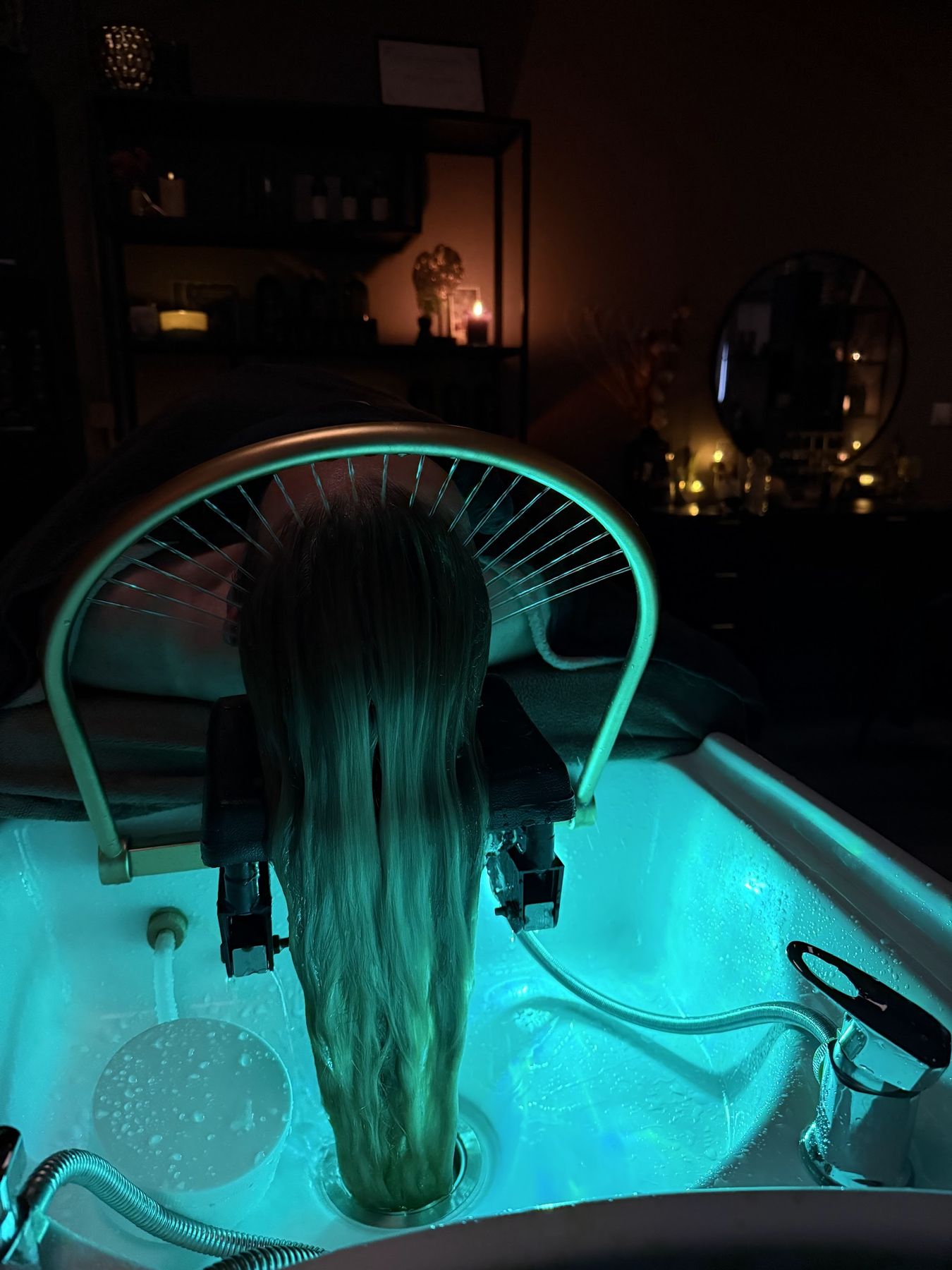 Lang haar onder de waterboog, de waskom turquoise verlicht
